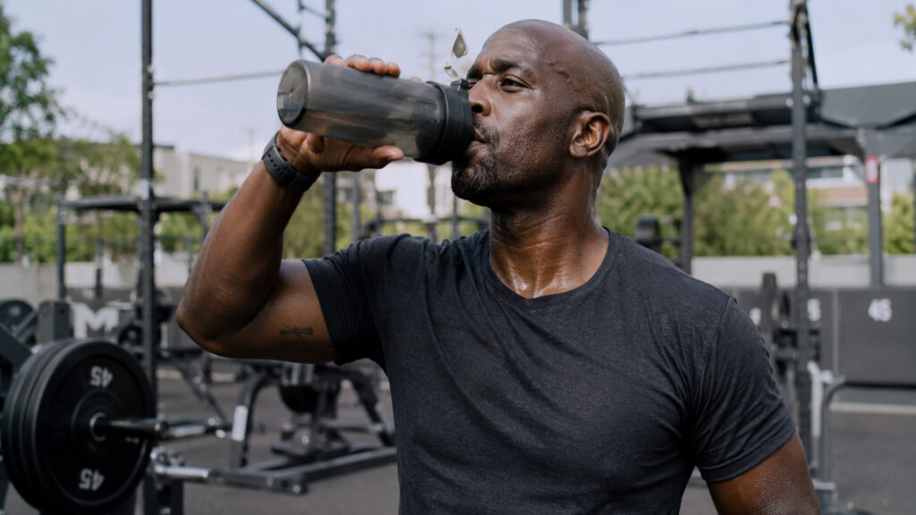 Heat-smart fitness: Showing how to stay active, hydrated and safe in hot weather by adapting movement, timing, recovery and daily planning.